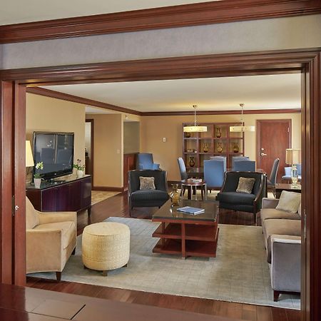 Отель Hilton Raleigh North Hills Интерьер фото