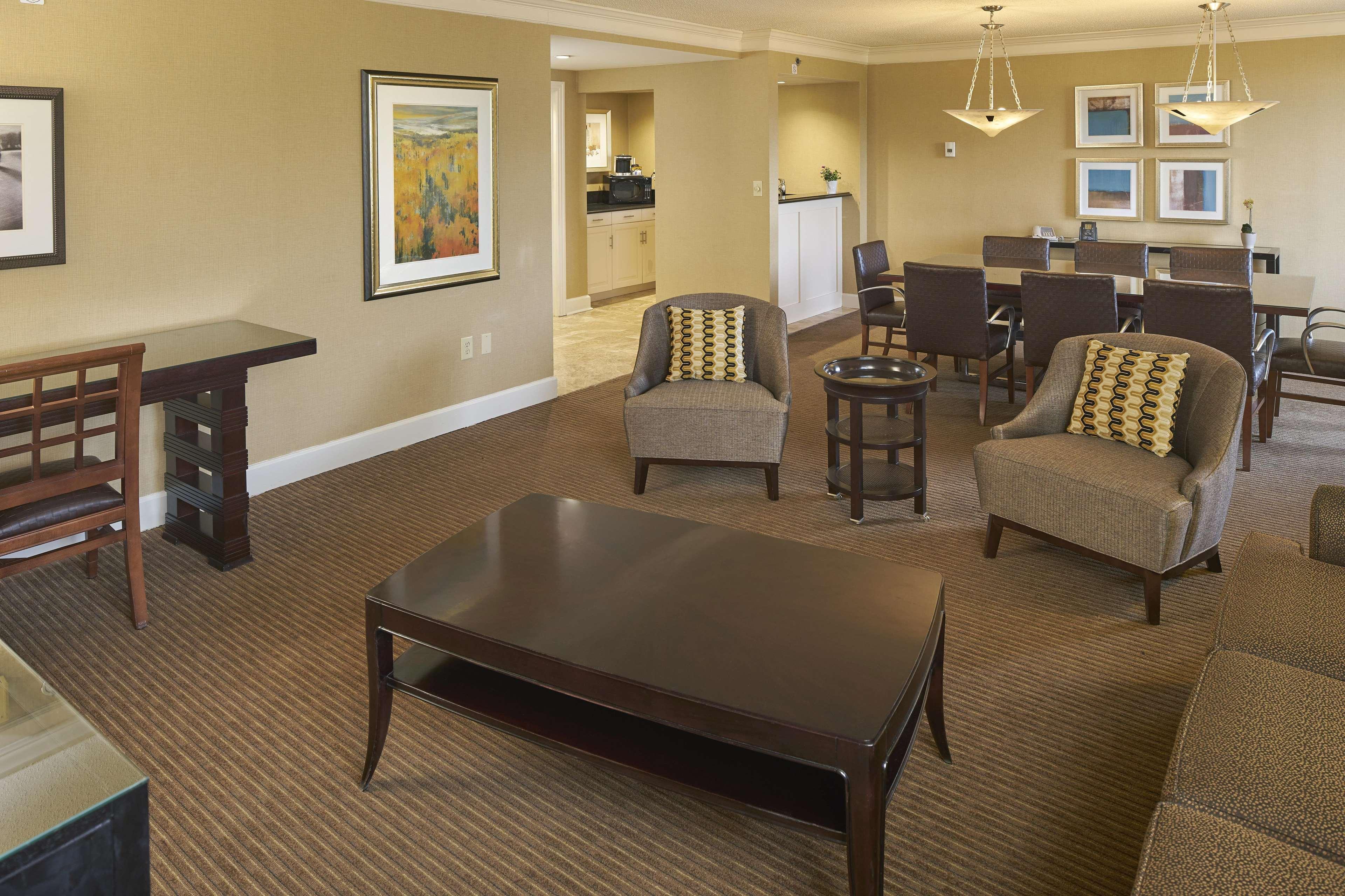 Отель Hilton Raleigh North Hills Интерьер фото