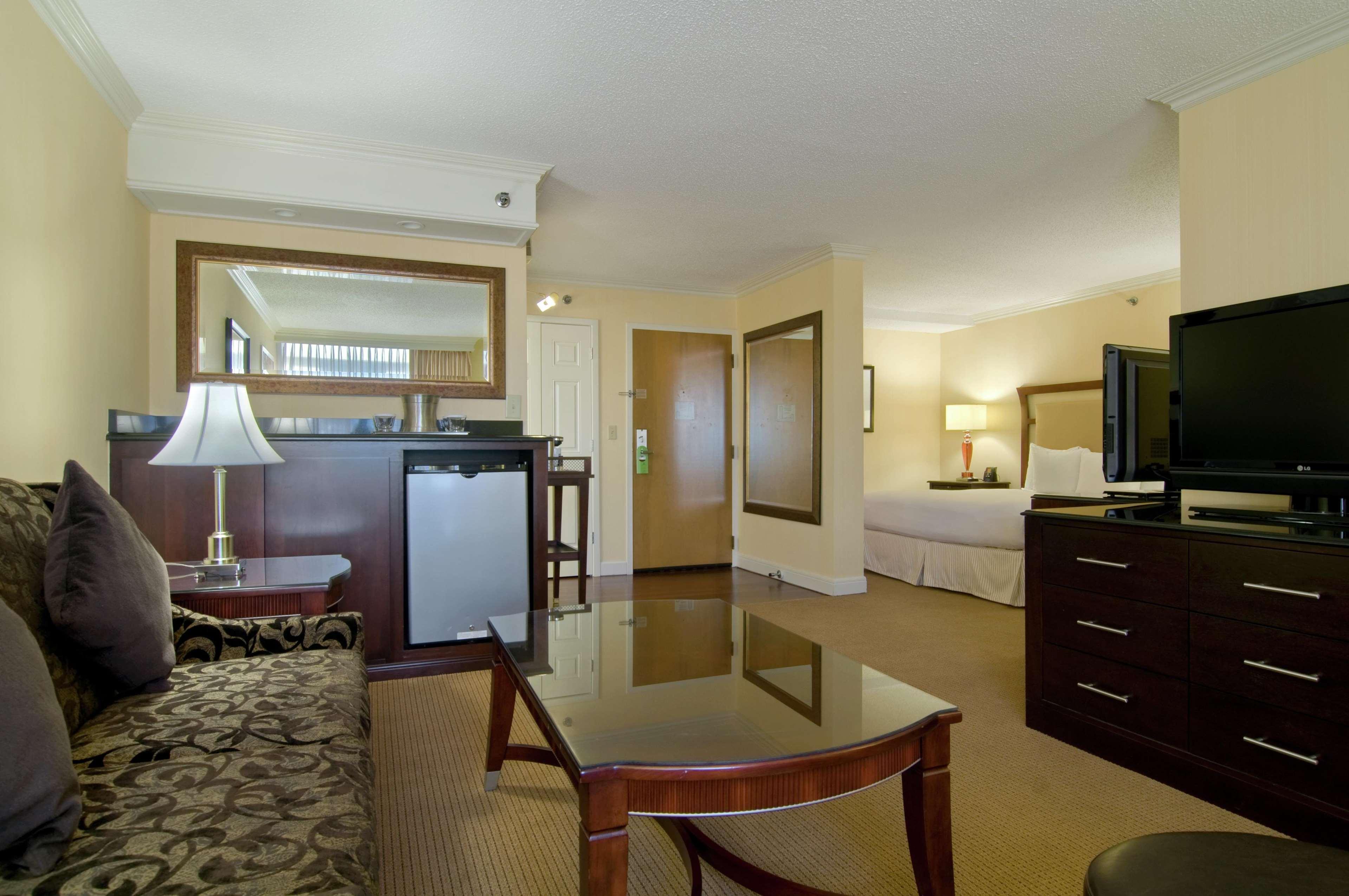 Отель Hilton Raleigh North Hills Экстерьер фото