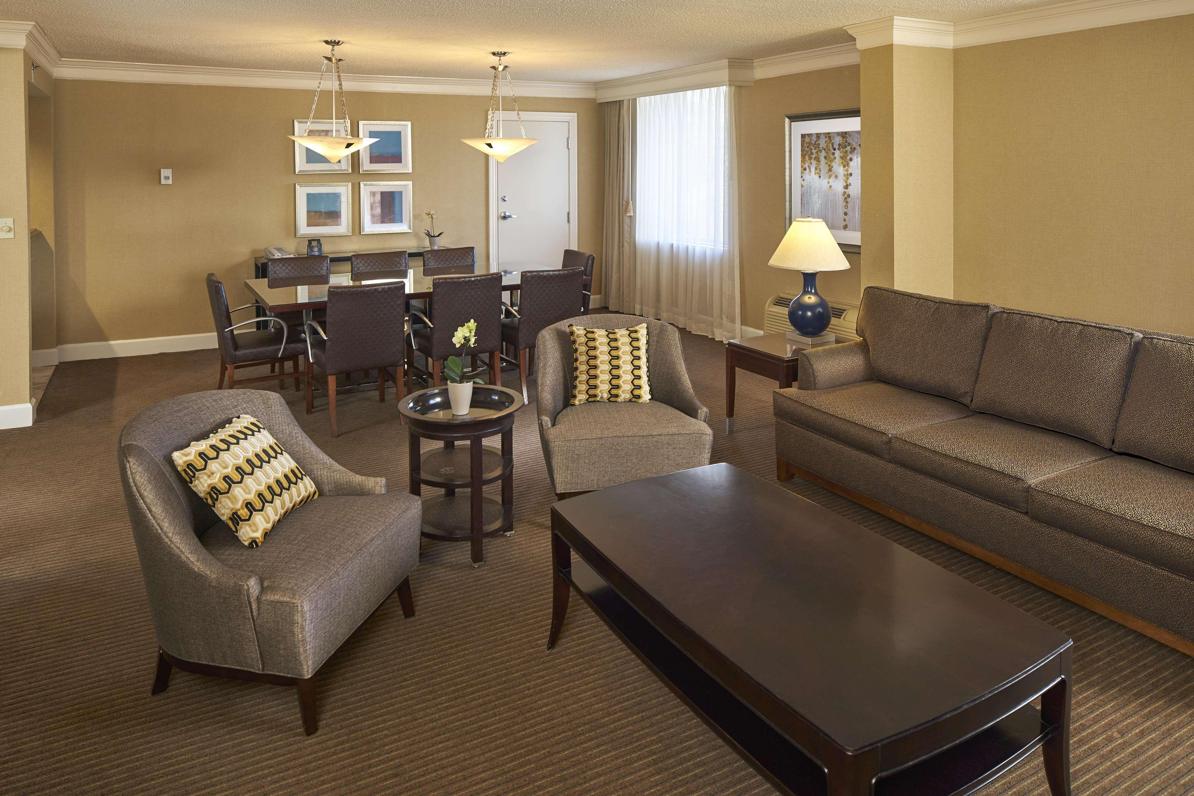 Отель Hilton Raleigh North Hills Экстерьер фото