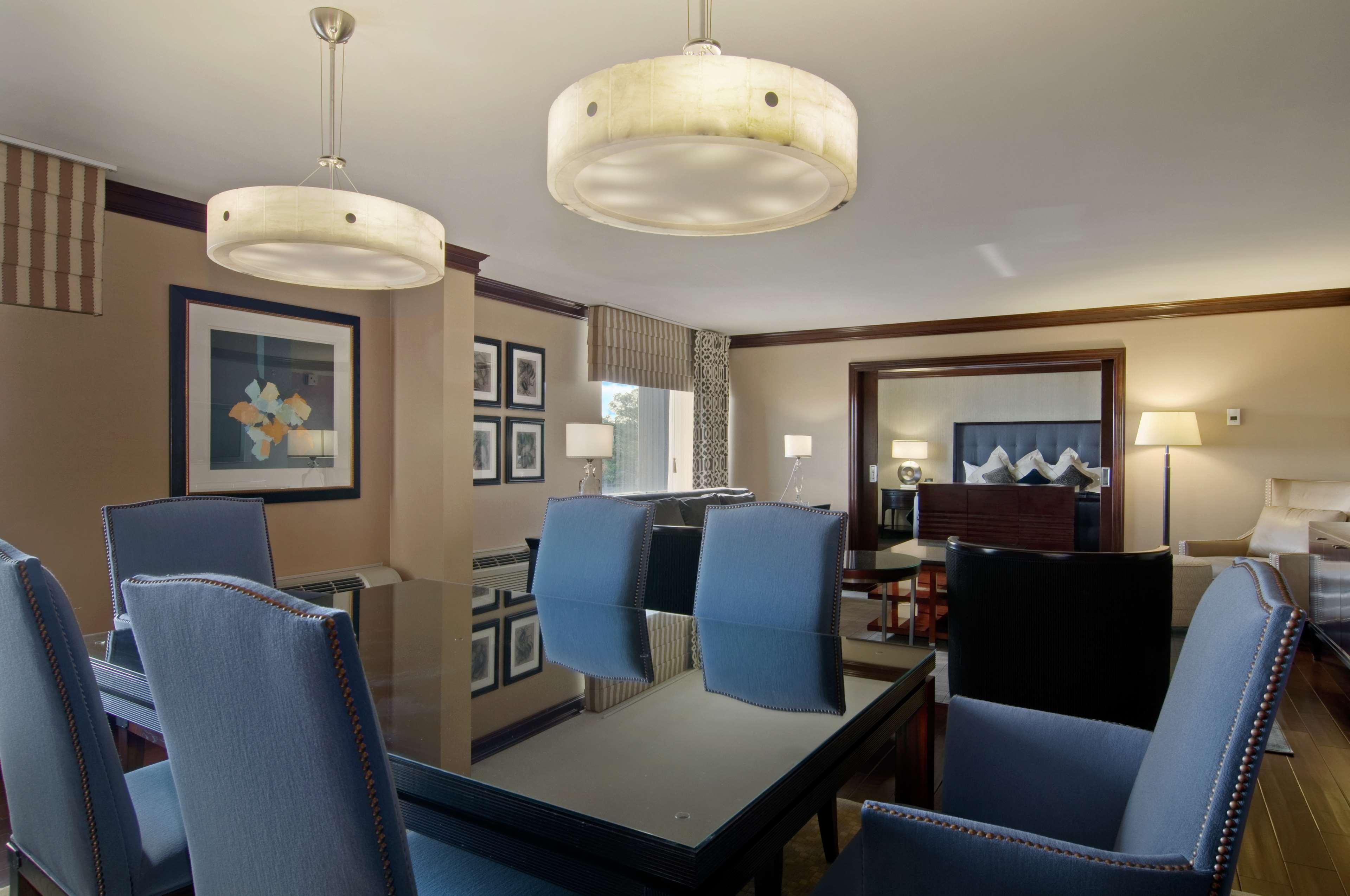 Отель Hilton Raleigh North Hills Экстерьер фото
