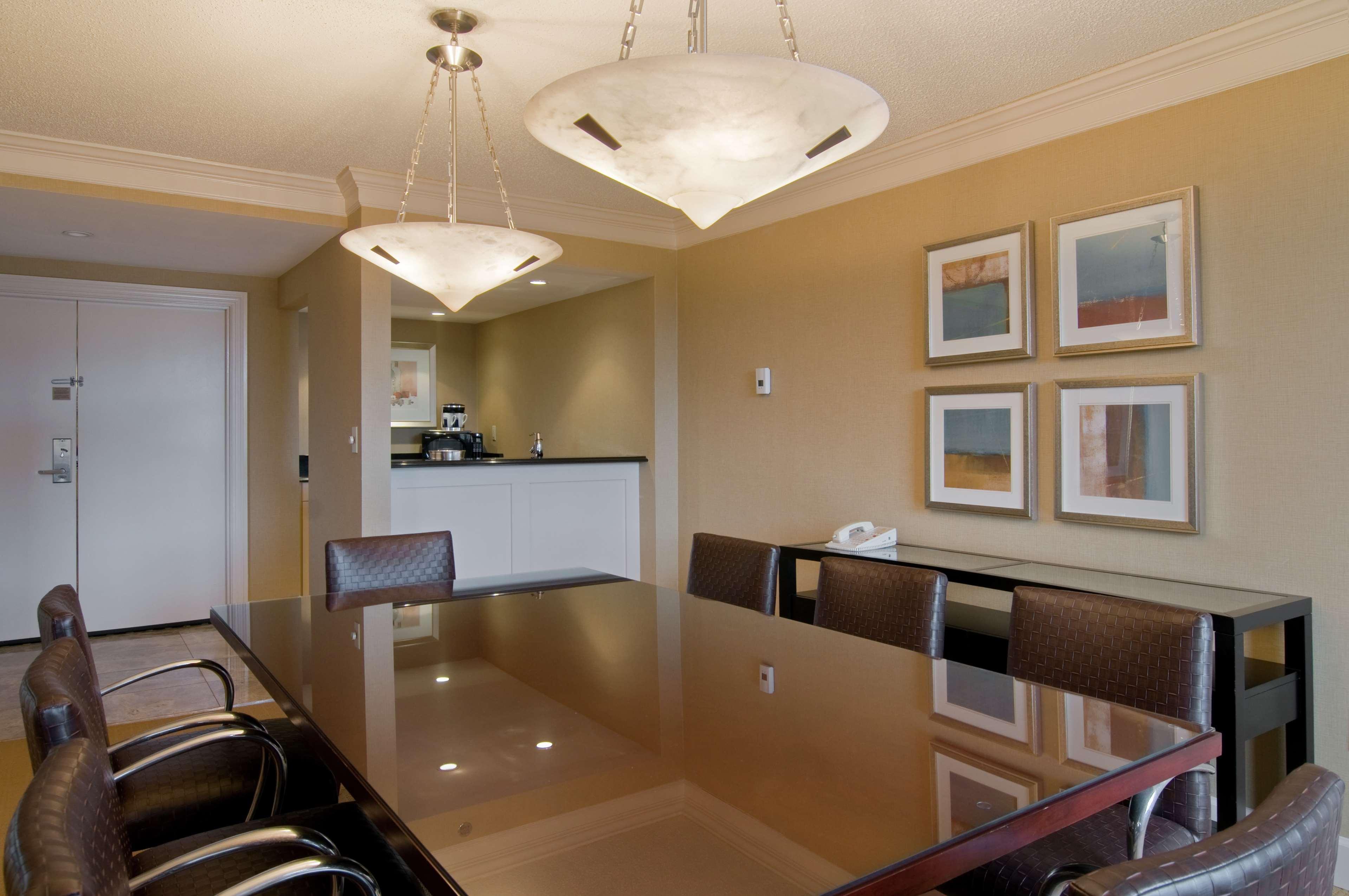Отель Hilton Raleigh North Hills Экстерьер фото