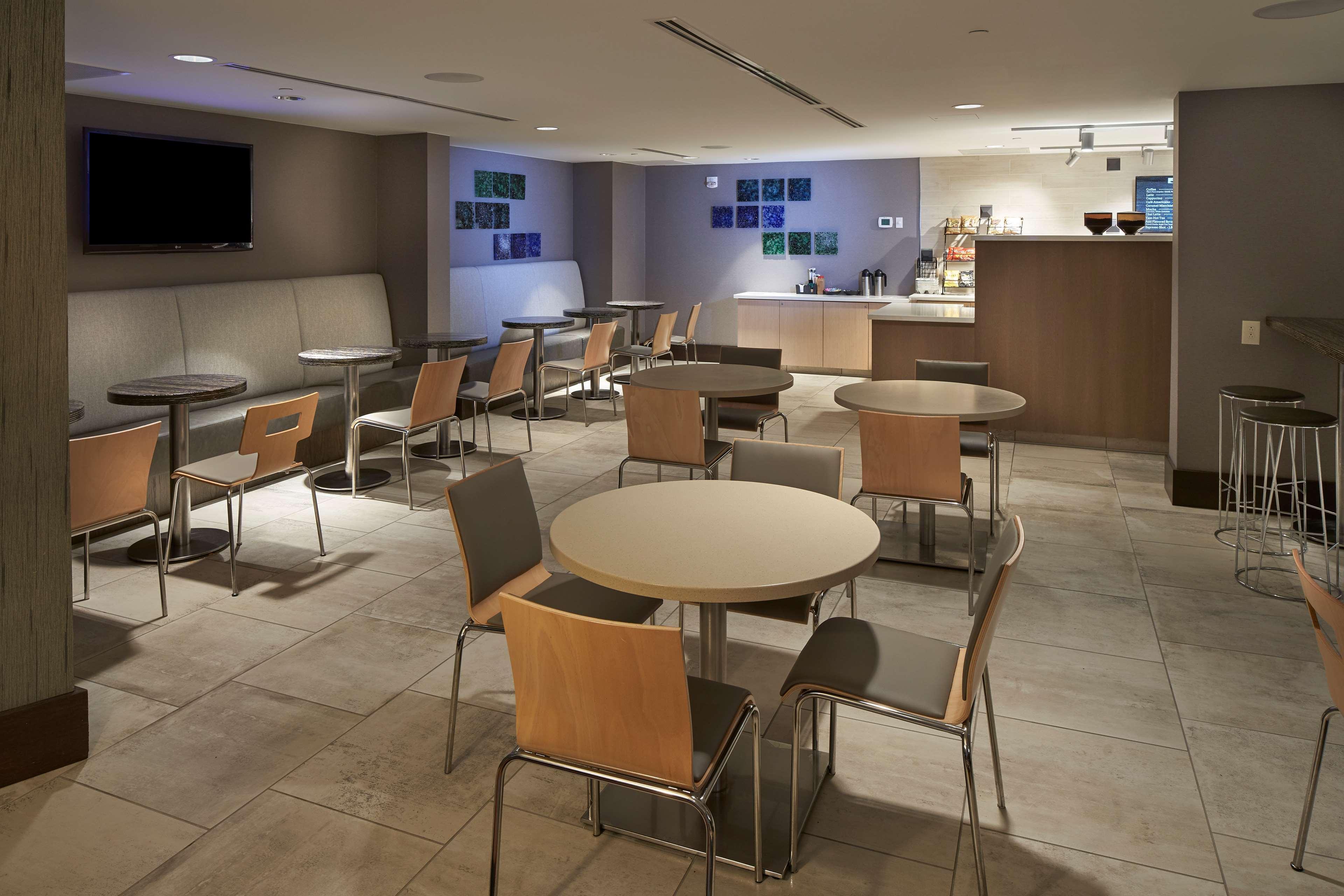 Отель Hilton Raleigh North Hills Экстерьер фото