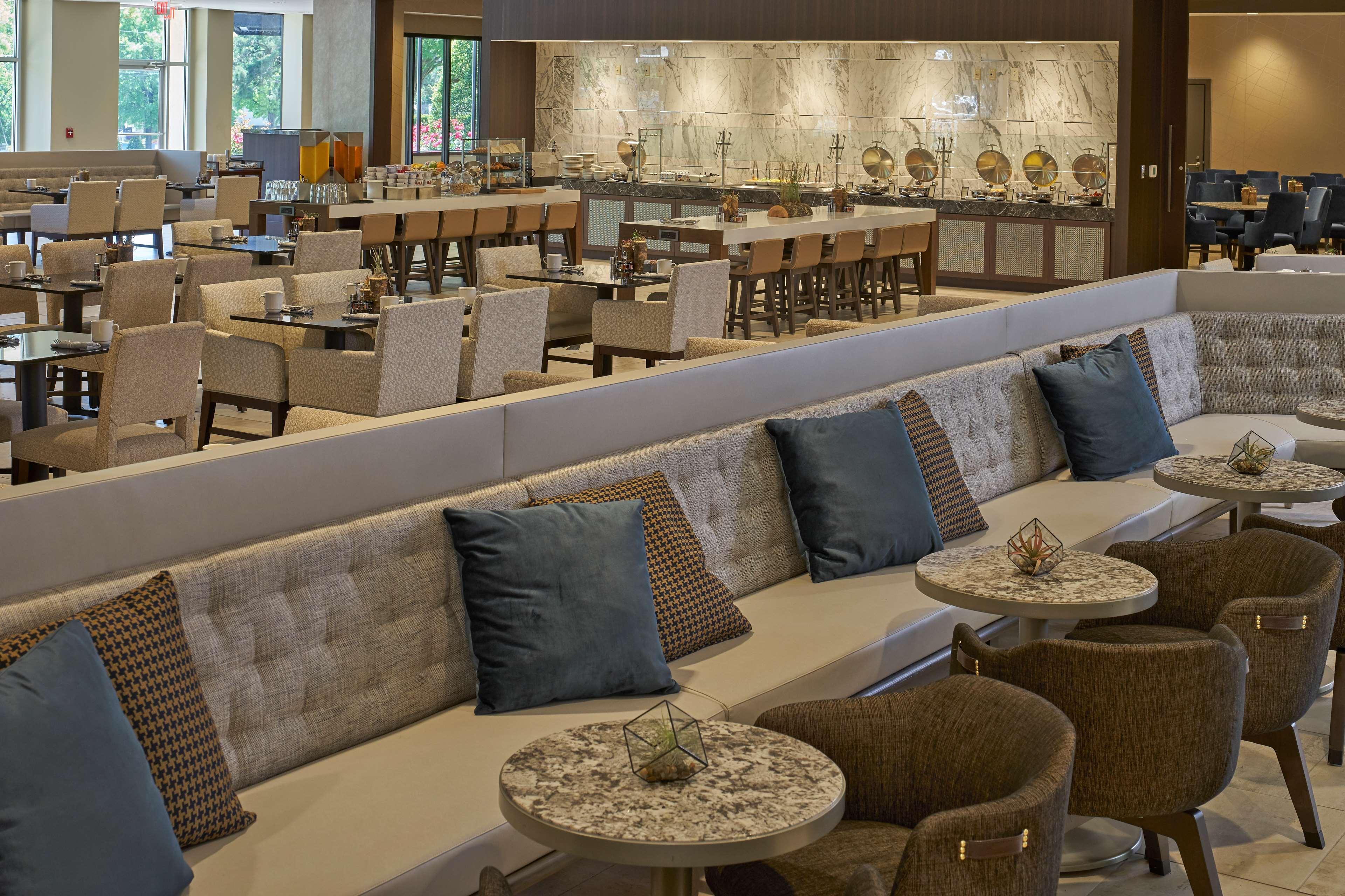 Отель Hilton Raleigh North Hills Экстерьер фото