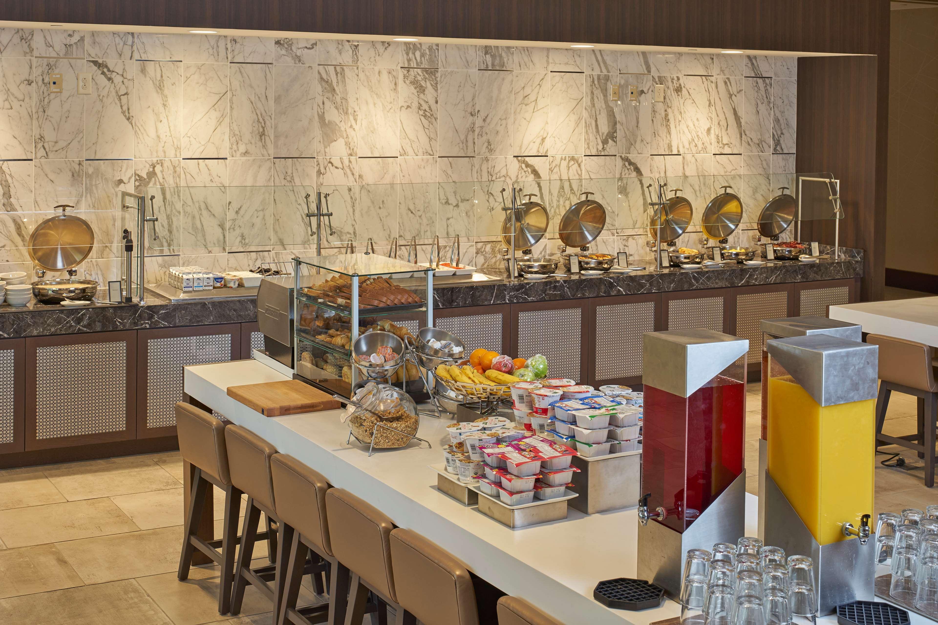 Отель Hilton Raleigh North Hills Ресторан фото
