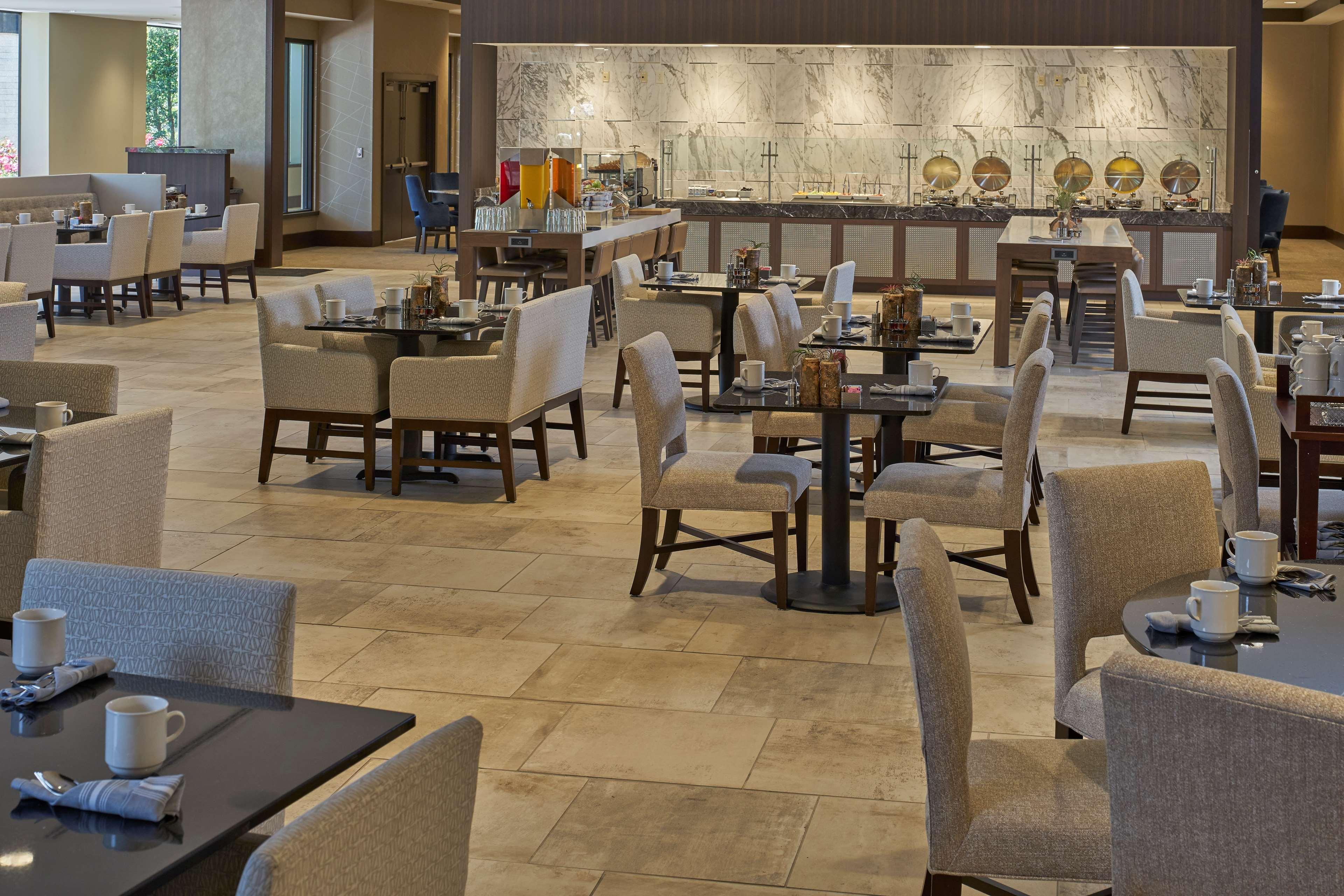 Отель Hilton Raleigh North Hills Экстерьер фото