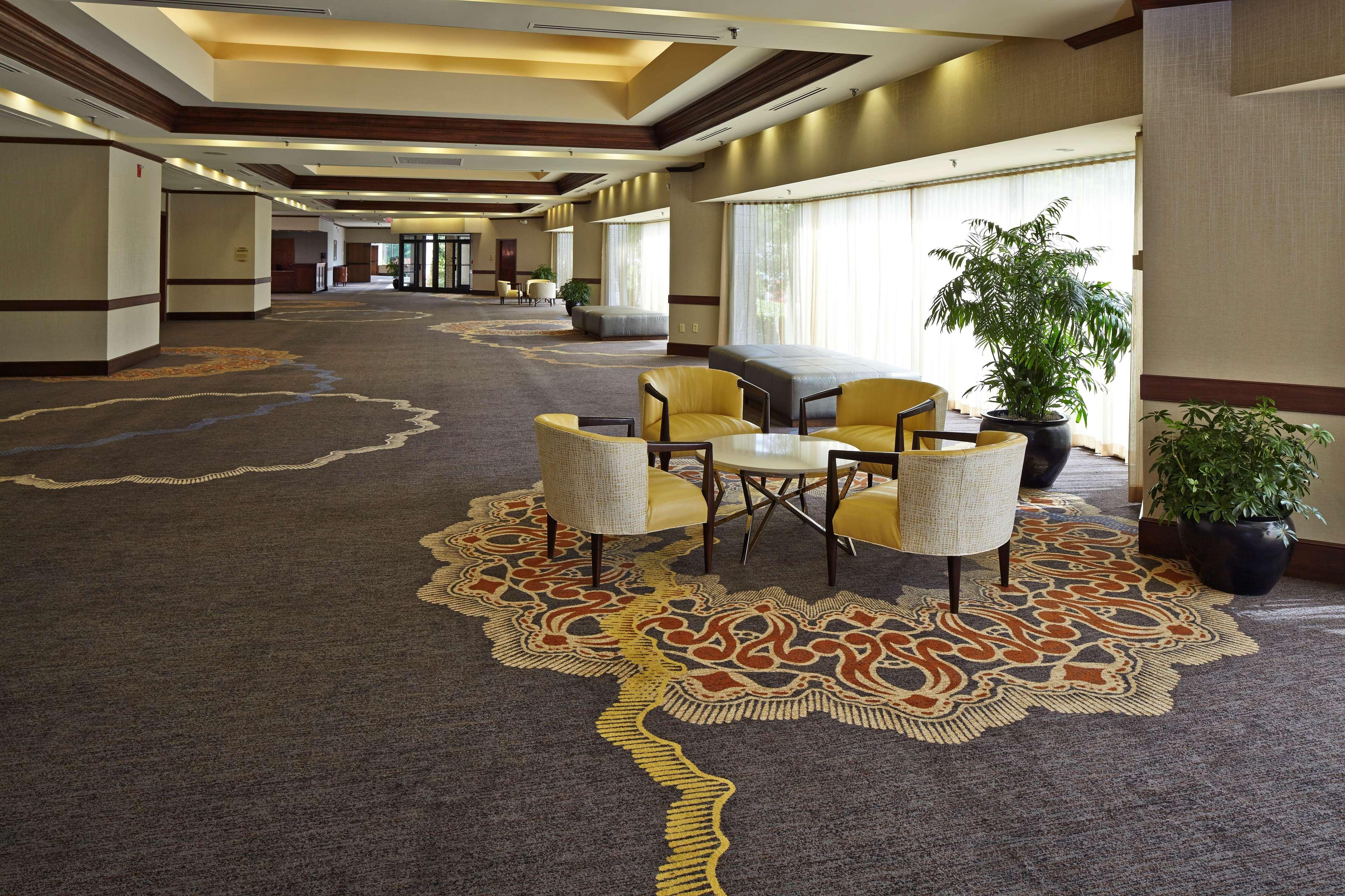 Отель Hilton Raleigh North Hills Экстерьер фото