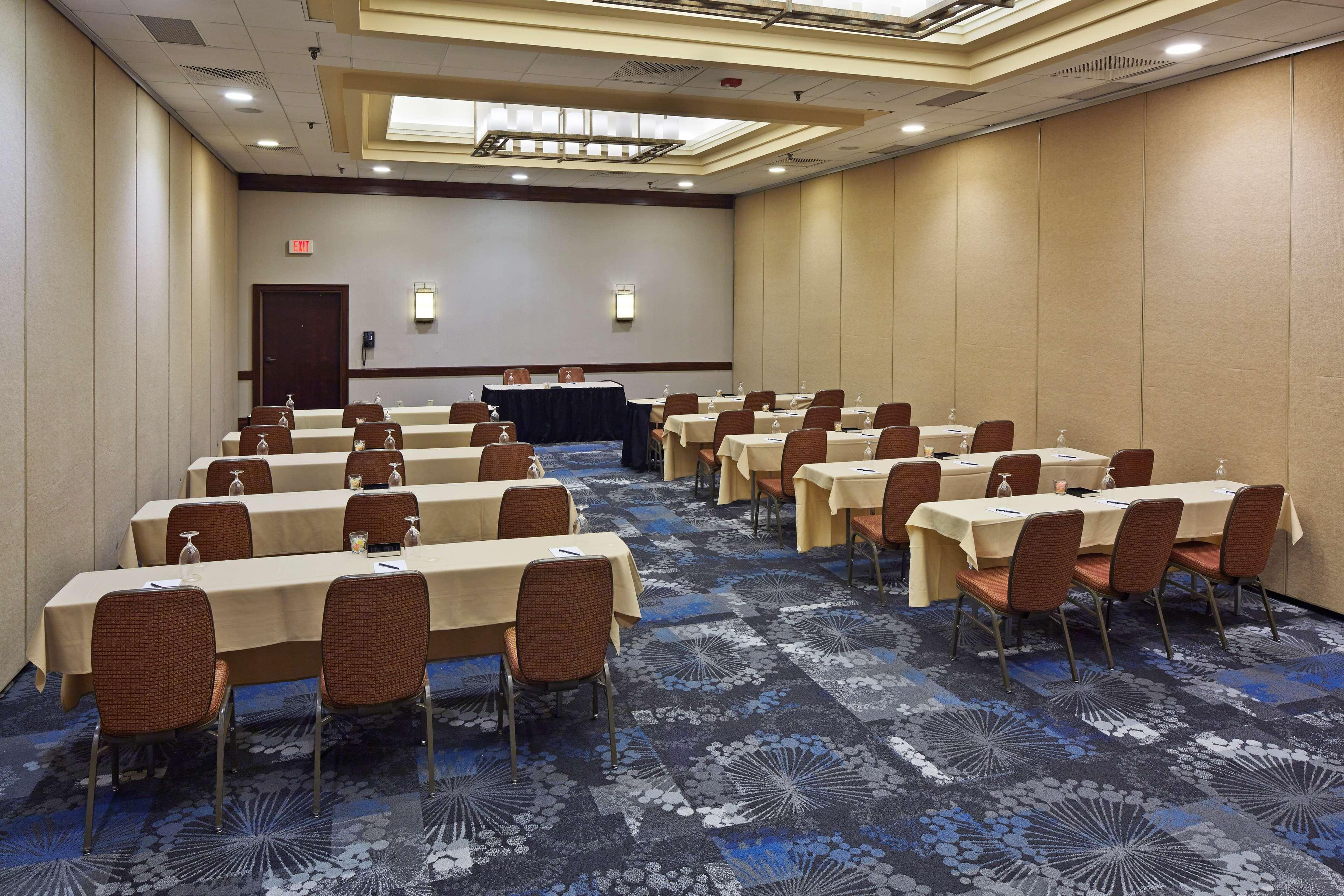Отель Hilton Raleigh North Hills Экстерьер фото