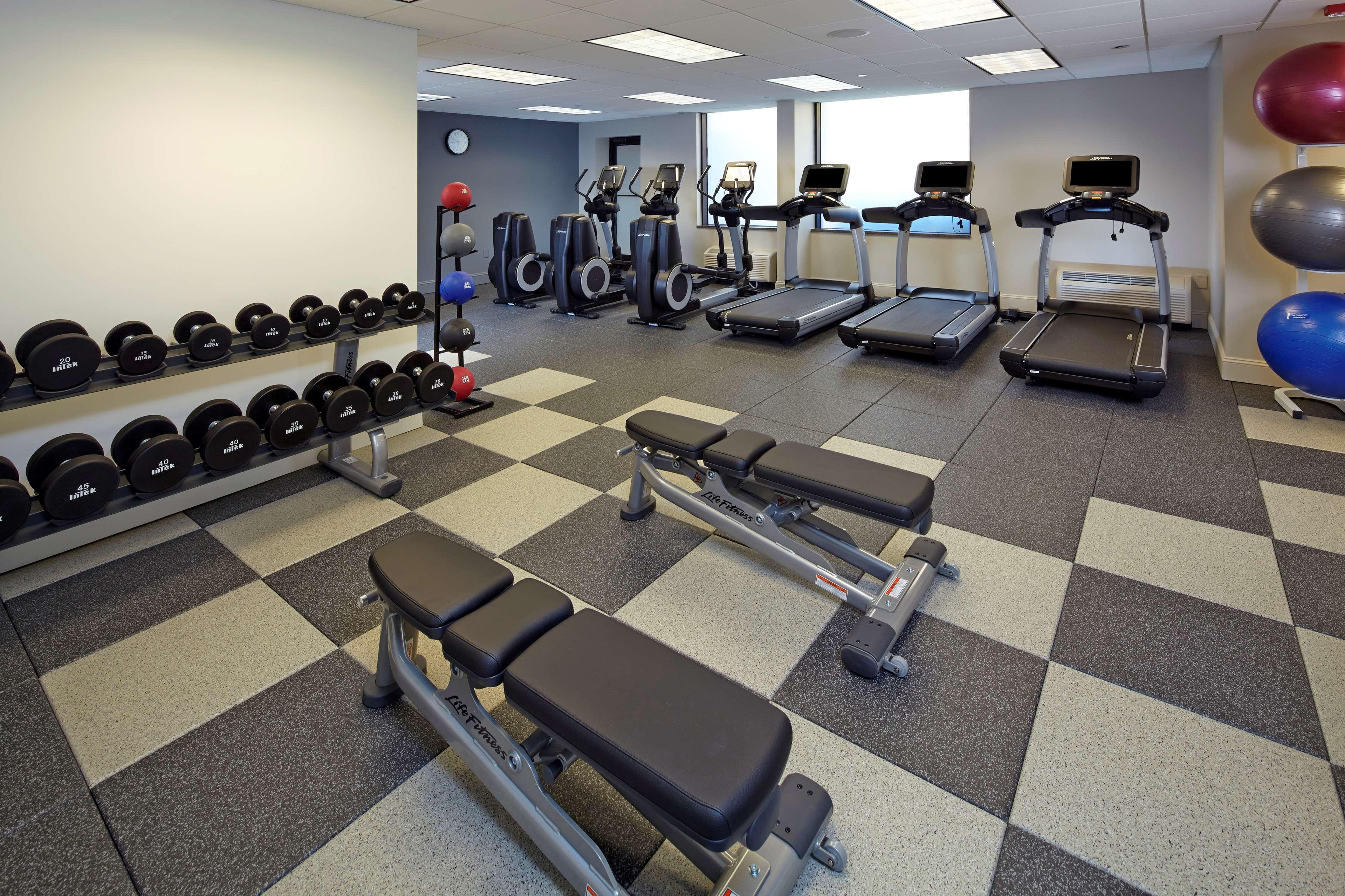 Отель Hilton Raleigh North Hills Экстерьер фото