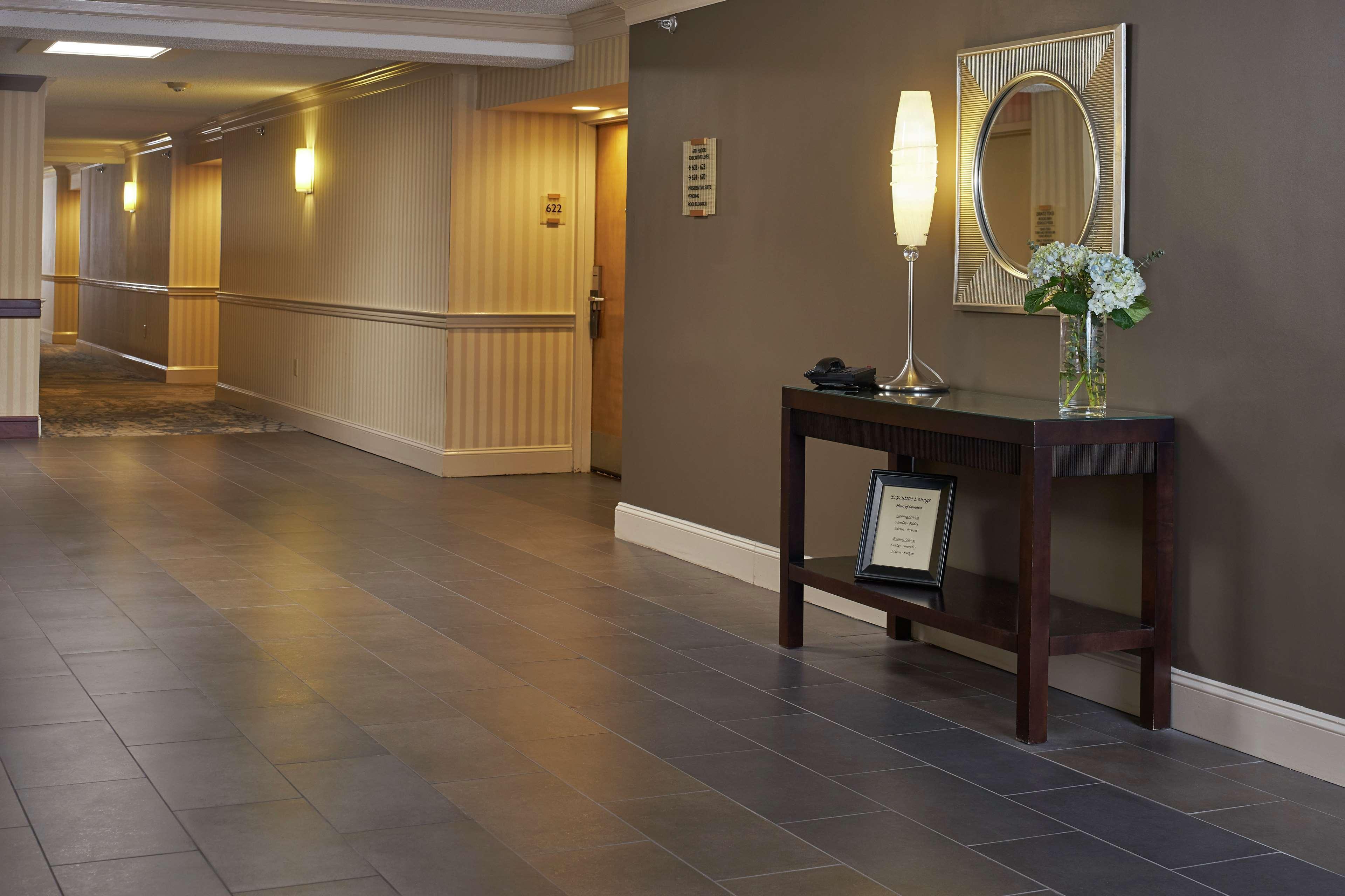 Отель Hilton Raleigh North Hills Интерьер фото