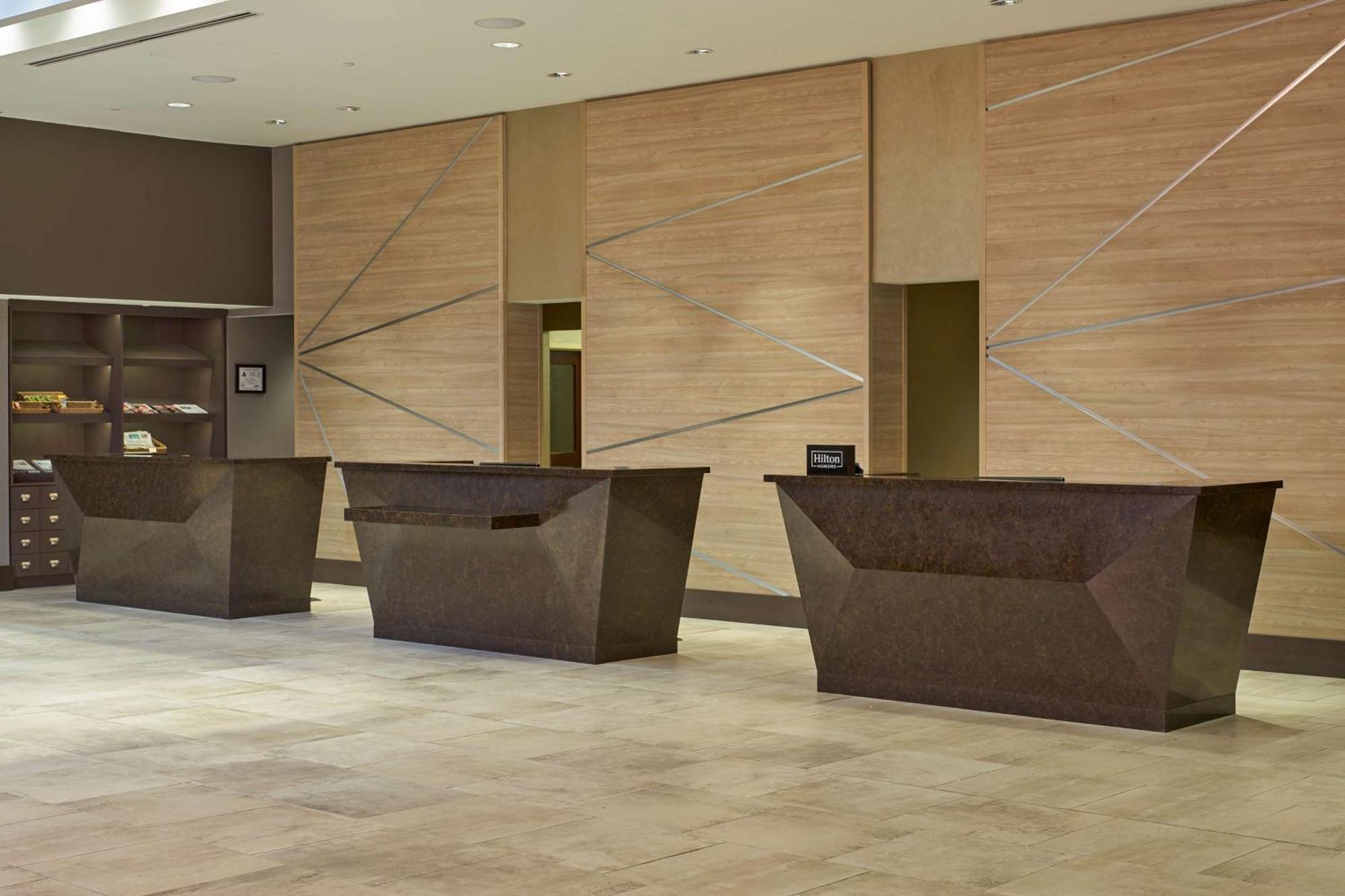 Отель Hilton Raleigh North Hills Экстерьер фото