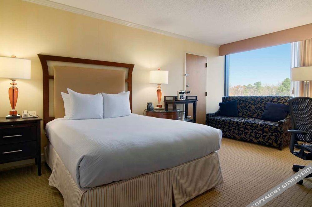 Отель Hilton Raleigh North Hills Экстерьер фото