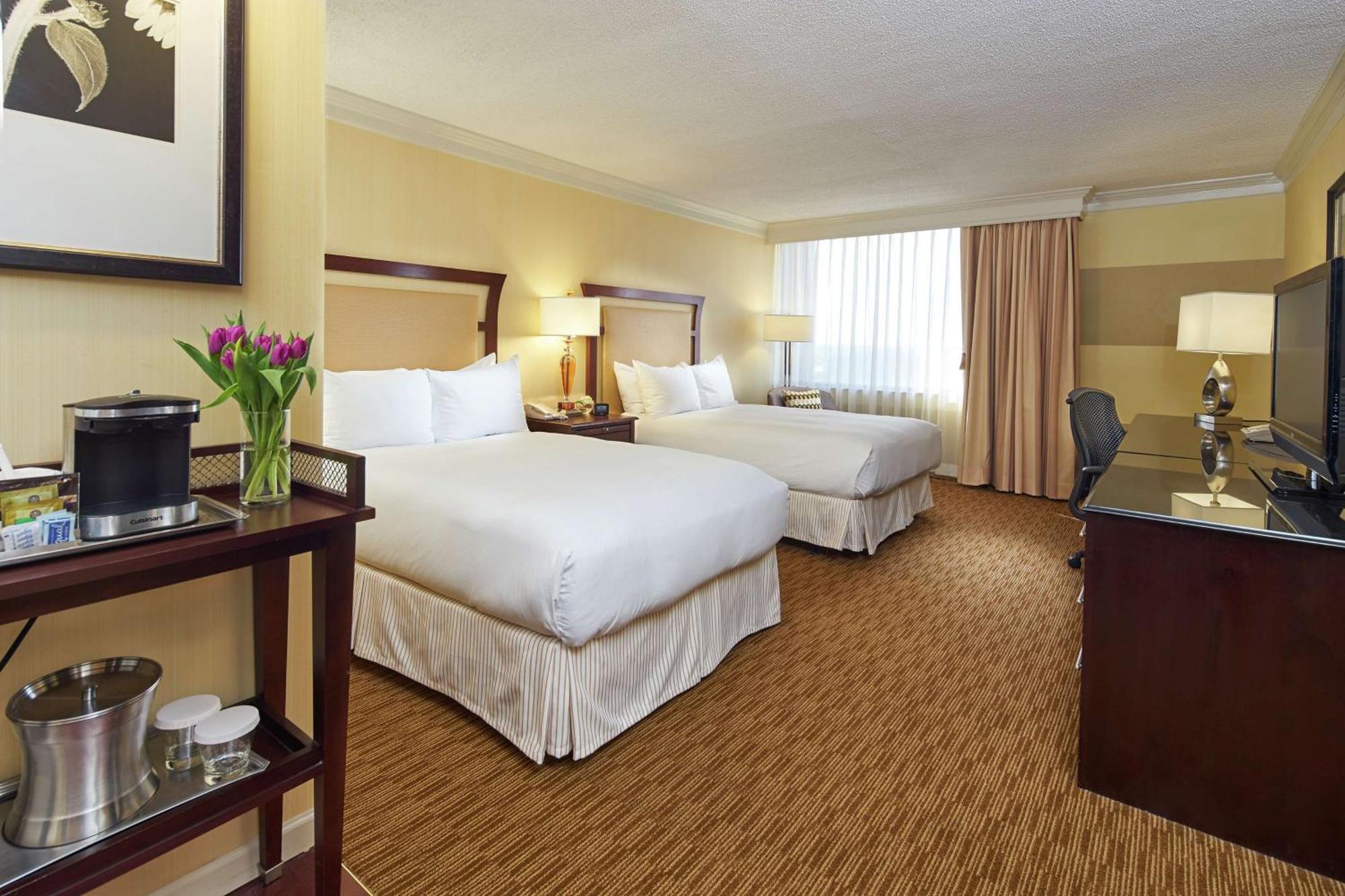 Отель Hilton Raleigh North Hills Экстерьер фото